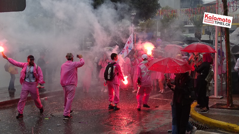 Καλαματιανό Καρναβάλι 2024: Ξεφάντωσαν μέσα στη βροχή οι καρναβαλιστές 125