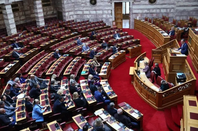 Ντράπηκε και η ντροπή! Άδεια τα έδρανα της Βουλής ενώ μιλούσαν για τα Τέμπη… 1