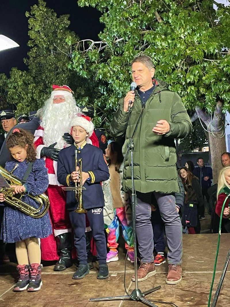 Πλήθος κόσμου έζησε τη μαγεία των Χριστουγέννων στη Μεσσήνη με τη φωταγώγηση του Χριστουγεννιάτικου δέντρου 3