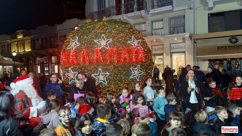 Φωταγωγήθηκε η χριστουγεννιάτικη μπάλα στην Καλαμάτα: Μια Μαγεία που Ενώνει την Πόλη 9