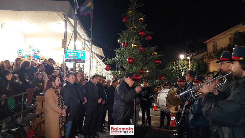 Φωταγωγήθηκε το Χριστουγεννιάτικο δέντρο της Κεντρικής Αγοράς Καλαμάτας 10