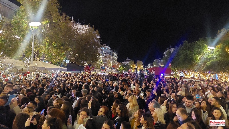 Φωταγωγήθηκε το νέο φυσικό Χριστουγεννιάτικο δέντρο στην Καλαμάτα 31