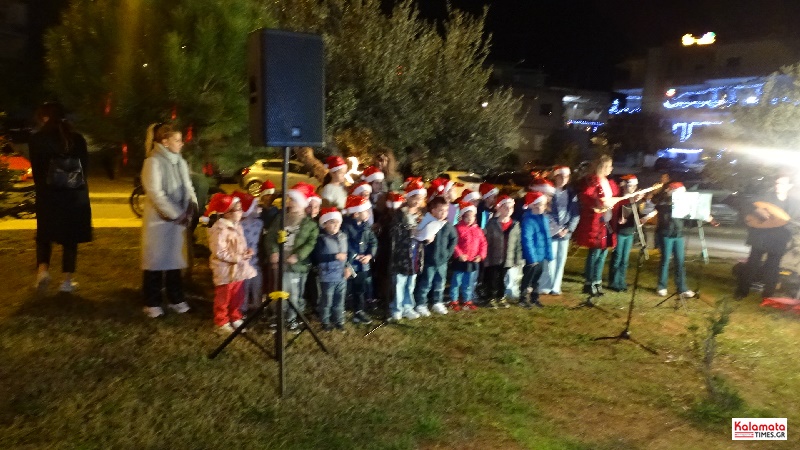 Ο Πολιτιστικός Σύλλογος “Η παλιά μας γειτονιά” άναψε το Χριστουγεννιάτικο δέντρο στην οδό Τροίας 26