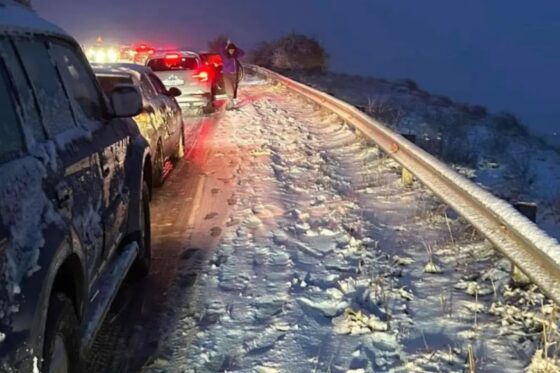 Ηλεκτρικά αυτοκίνητα που ακινητοποιήθηκαν προκάλεσαν το χάος στην Αράχωβα