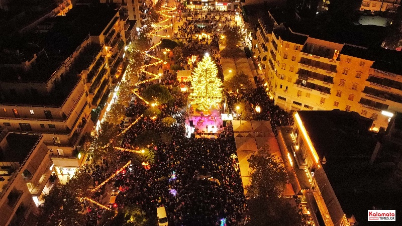 Φωταγωγήθηκε το νέο φυσικό Χριστουγεννιάτικο δέντρο στην Καλαμάτα 34