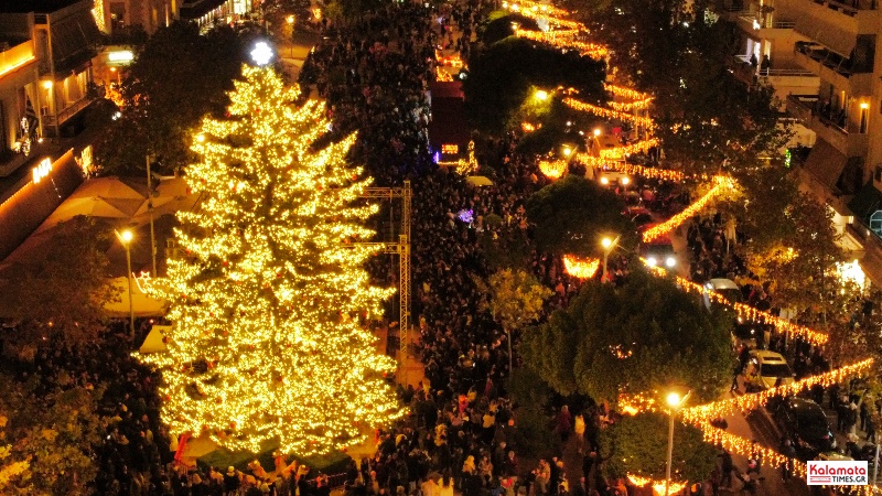 Φωταγωγήθηκε το νέο φυσικό Χριστουγεννιάτικο δέντρο στην Καλαμάτα 36