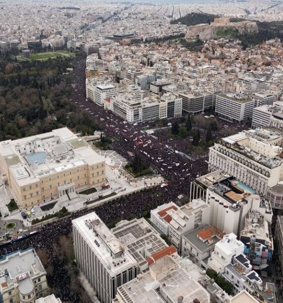 Από 200.000 έως 400.000 άνθρωποι πήγαν στην συγκέντρωση του Συντάγματος για τα Τέμπη 93