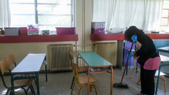 Η Λαϊκή Συσπείρωση Καλαμάτας για τις 9 καθαρίστριες σχολείων που δούλευαν και ως σχολικές τροχονόμοι
