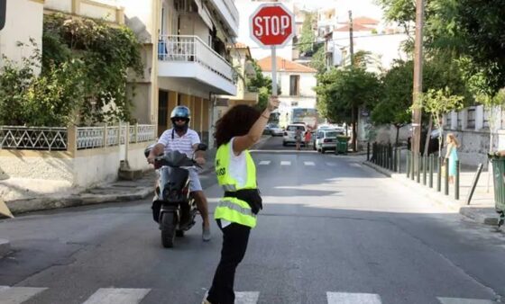 Λαϊκή Συσπείρωση Καλαμάτας για τις δηλώσεις του κ. Χρυσομάλλη σχετικά με τις εννιά (9) σχολικές τροχονόμους
